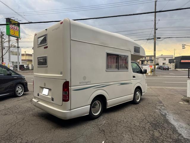 ハイエースワゴン ＤＸ　ＡＴ／４ＷＤ　ＦＦヒーター　Ｂｌｕ－ｒａｙ内臓地デジＴＶ　リン酸リチウムイオンバッテリー　１２Ｖ２００Ａｈ装備　キッチン　常設２段ベット　冷蔵庫（9枚目）