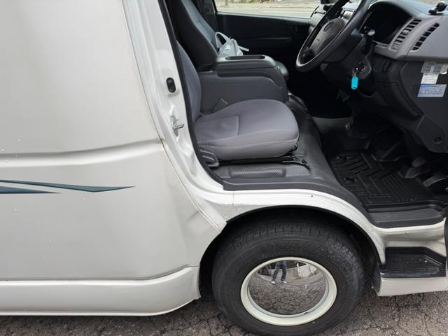 ハイエースワゴン ＤＸ　ＡＴ／４ＷＤ　ＦＦヒーター　Ｂｌｕ－ｒａｙ内臓地デジＴＶ　リン酸リチウムイオンバッテリー　１２Ｖ２００Ａｈ装備　キッチン　常設２段ベット　冷蔵庫（13枚目）