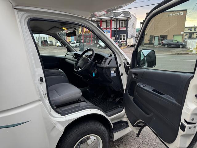 ハイエースワゴン ＤＸ　ＡＴ／４ＷＤ　ＦＦヒーター　Ｂｌｕ－ｒａｙ内臓地デジＴＶ　リン酸リチウムイオンバッテリー　１２Ｖ２００Ａｈ装備　キッチン　常設２段ベット　冷蔵庫（14枚目）