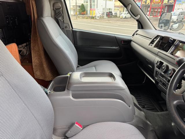 ハイエースワゴン ＤＸ　ＡＴ／４ＷＤ　ＦＦヒーター　Ｂｌｕ－ｒａｙ内臓地デジＴＶ　リン酸リチウムイオンバッテリー　１２Ｖ２００Ａｈ装備　キッチン　常設２段ベット　冷蔵庫（19枚目）