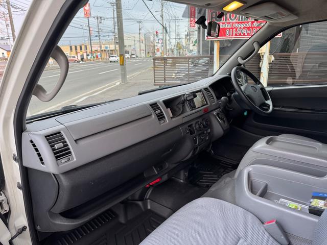 ハイエースワゴン ＤＸ　ＡＴ／４ＷＤ　ＦＦヒーター　Ｂｌｕ－ｒａｙ内臓地デジＴＶ　リン酸リチウムイオンバッテリー　１２Ｖ２００Ａｈ装備　キッチン　常設２段ベット　冷蔵庫（22枚目）
