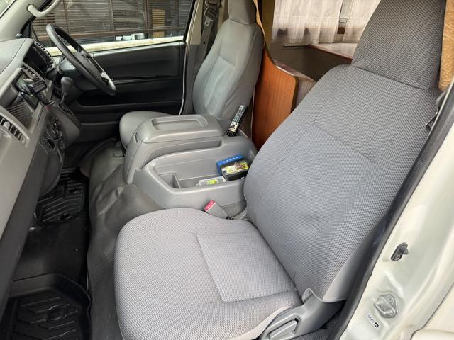 ハイエースワゴン ＤＸ　ＡＴ／４ＷＤ　ＦＦヒーター　Ｂｌｕ－ｒａｙ内臓地デジＴＶ　リン酸リチウムイオンバッテリー　１２Ｖ２００Ａｈ装備　キッチン　常設２段ベット　冷蔵庫（23枚目）