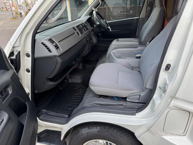 ハイエースワゴン ＤＸ　ＡＴ／４ＷＤ　ＦＦヒーター　Ｂｌｕ－ｒａｙ内臓地デジＴＶ　リン酸リチウムイオンバッテリー　１２Ｖ２００Ａｈ装備　キッチン　常設２段ベット　冷蔵庫（25枚目）