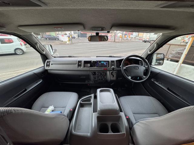 ハイエースワゴン ＤＸ　ＡＴ／４ＷＤ　ＦＦヒーター　Ｂｌｕ－ｒａｙ内臓地デジＴＶ　リン酸リチウムイオンバッテリー　１２Ｖ２００Ａｈ装備　キッチン　常設２段ベット　冷蔵庫（28枚目）