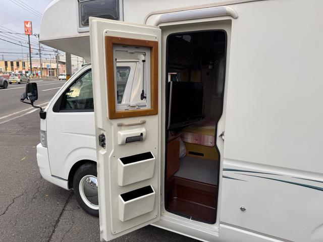 ハイエースワゴン ＤＸ　ＡＴ／４ＷＤ　ＦＦヒーター　Ｂｌｕ－ｒａｙ内臓地デジＴＶ　リン酸リチウムイオンバッテリー　１２Ｖ２００Ａｈ装備　キッチン　常設２段ベット　冷蔵庫（29枚目）
