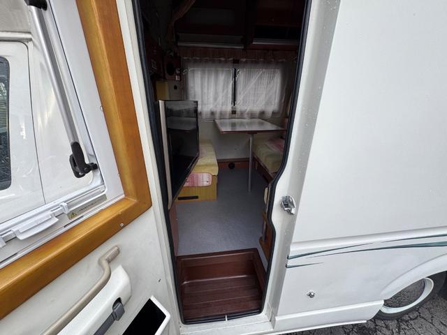 ハイエースワゴン ＤＸ　ＡＴ／４ＷＤ　ＦＦヒーター　Ｂｌｕ－ｒａｙ内臓地デジＴＶ　リン酸リチウムイオンバッテリー　１２Ｖ２００Ａｈ装備　キッチン　常設２段ベット　冷蔵庫（30枚目）