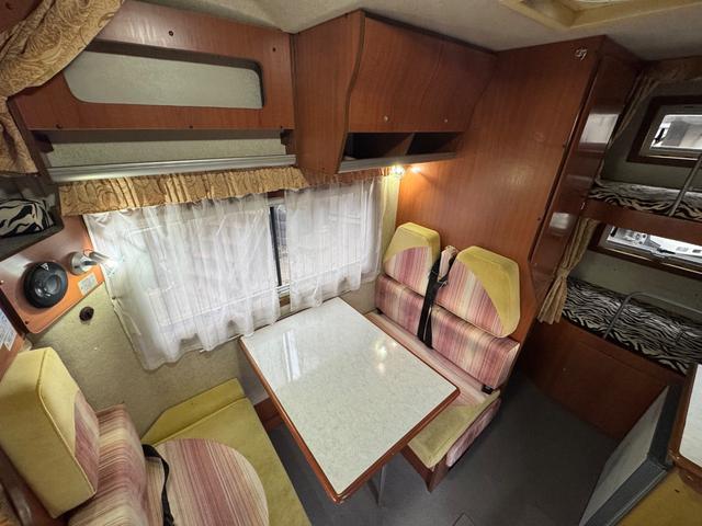 ハイエースワゴン ＤＸ　ＡＴ／４ＷＤ　ＦＦヒーター　Ｂｌｕ－ｒａｙ内臓地デジＴＶ　リン酸リチウムイオンバッテリー　１２Ｖ２００Ａｈ装備　キッチン　常設２段ベット　冷蔵庫（31枚目）