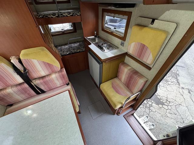 ハイエースワゴン ＤＸ　ＡＴ／４ＷＤ　ＦＦヒーター　Ｂｌｕ－ｒａｙ内臓地デジＴＶ　リン酸リチウムイオンバッテリー　１２Ｖ２００Ａｈ装備　キッチン　常設２段ベット　冷蔵庫（32枚目）