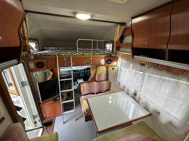 ハイエースワゴン ＤＸ　ＡＴ／４ＷＤ　ＦＦヒーター　Ｂｌｕ－ｒａｙ内臓地デジＴＶ　リン酸リチウムイオンバッテリー　１２Ｖ２００Ａｈ装備　キッチン　常設２段ベット　冷蔵庫（33枚目）