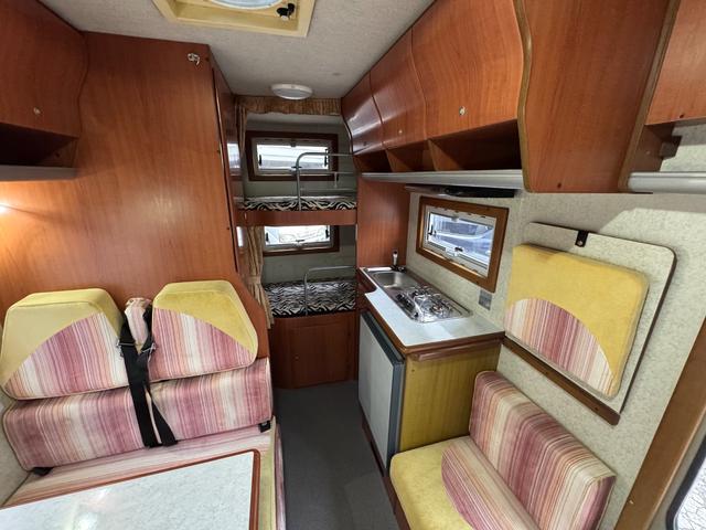 ハイエースワゴン ＤＸ　ＡＴ／４ＷＤ　ＦＦヒーター　Ｂｌｕ－ｒａｙ内臓地デジＴＶ　リン酸リチウムイオンバッテリー　１２Ｖ２００Ａｈ装備　キッチン　常設２段ベット　冷蔵庫（34枚目）