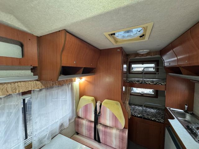 ハイエースワゴン ＤＸ　ＡＴ／４ＷＤ　ＦＦヒーター　Ｂｌｕ－ｒａｙ内臓地デジＴＶ　リン酸リチウムイオンバッテリー　１２Ｖ２００Ａｈ装備　キッチン　常設２段ベット　冷蔵庫（35枚目）