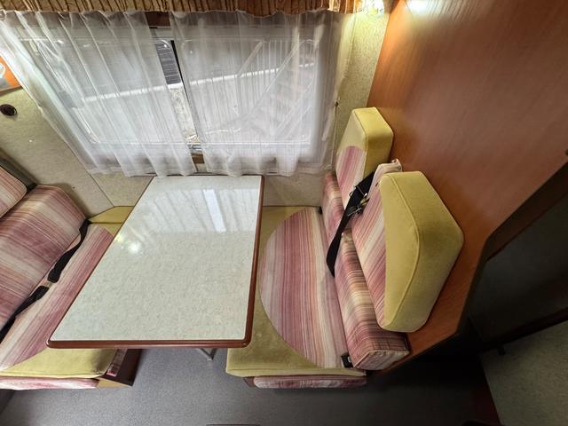 ハイエースワゴン ＤＸ　ＡＴ／４ＷＤ　ＦＦヒーター　Ｂｌｕ－ｒａｙ内臓地デジＴＶ　リン酸リチウムイオンバッテリー　１２Ｖ２００Ａｈ装備　キッチン　常設２段ベット　冷蔵庫（36枚目）