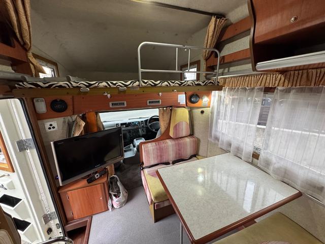 ハイエースワゴン ＤＸ　ＡＴ／４ＷＤ　ＦＦヒーター　Ｂｌｕ－ｒａｙ内臓地デジＴＶ　リン酸リチウムイオンバッテリー　１２Ｖ２００Ａｈ装備　キッチン　常設２段ベット　冷蔵庫（37枚目）