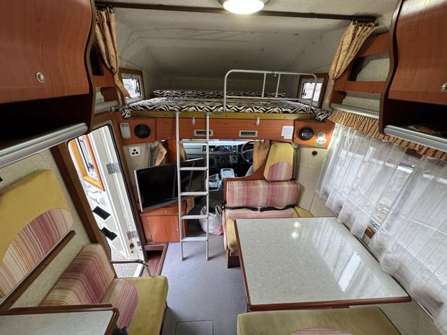 ハイエースワゴン ＤＸ　ＡＴ／４ＷＤ　ＦＦヒーター　Ｂｌｕ－ｒａｙ内臓地デジＴＶ　リン酸リチウムイオンバッテリー　１２Ｖ２００Ａｈ装備　キッチン　常設２段ベット　冷蔵庫（38枚目）