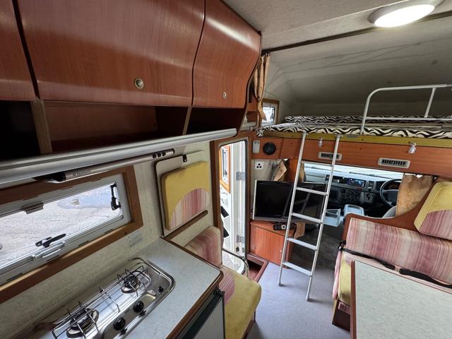 ハイエースワゴン ＤＸ　ＡＴ／４ＷＤ　ＦＦヒーター　Ｂｌｕ－ｒａｙ内臓地デジＴＶ　リン酸リチウムイオンバッテリー　１２Ｖ２００Ａｈ装備　キッチン　常設２段ベット　冷蔵庫（39枚目）