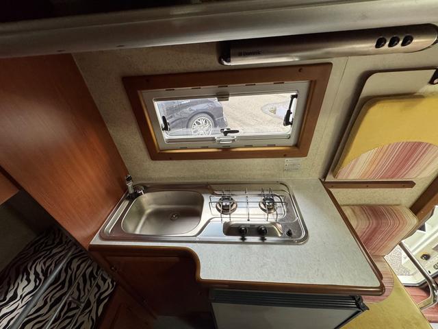 ハイエースワゴン ＤＸ　ＡＴ／４ＷＤ　ＦＦヒーター　Ｂｌｕ－ｒａｙ内臓地デジＴＶ　リン酸リチウムイオンバッテリー　１２Ｖ２００Ａｈ装備　キッチン　常設２段ベット　冷蔵庫（40枚目）