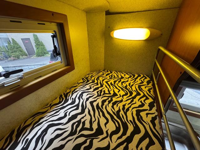 ハイエースワゴン ＤＸ　ＡＴ／４ＷＤ　ＦＦヒーター　Ｂｌｕ－ｒａｙ内臓地デジＴＶ　リン酸リチウムイオンバッテリー　１２Ｖ２００Ａｈ装備　キッチン　常設２段ベット　冷蔵庫（41枚目）