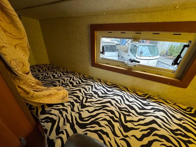 ハイエースワゴン ＤＸ　ＡＴ／４ＷＤ　ＦＦヒーター　Ｂｌｕ－ｒａｙ内臓地デジＴＶ　リン酸リチウムイオンバッテリー　１２Ｖ２００Ａｈ装備　キッチン　常設２段ベット　冷蔵庫（42枚目）