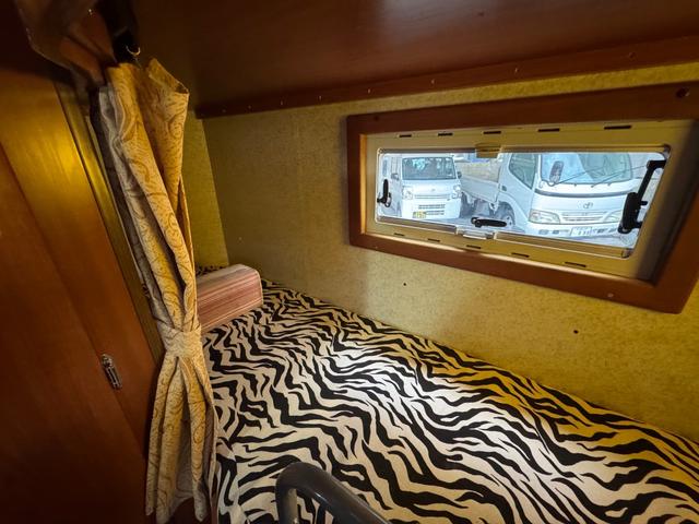 ハイエースワゴン ＤＸ　ＡＴ／４ＷＤ　ＦＦヒーター　Ｂｌｕ－ｒａｙ内臓地デジＴＶ　リン酸リチウムイオンバッテリー　１２Ｖ２００Ａｈ装備　キッチン　常設２段ベット　冷蔵庫（44枚目）