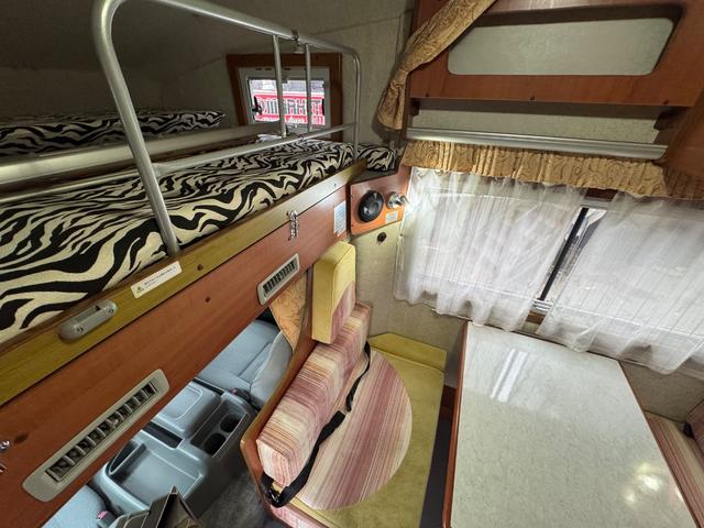 ハイエースワゴン ＤＸ　ＡＴ／４ＷＤ　ＦＦヒーター　Ｂｌｕ－ｒａｙ内臓地デジＴＶ　リン酸リチウムイオンバッテリー　１２Ｖ２００Ａｈ装備　キッチン　常設２段ベット　冷蔵庫（45枚目）