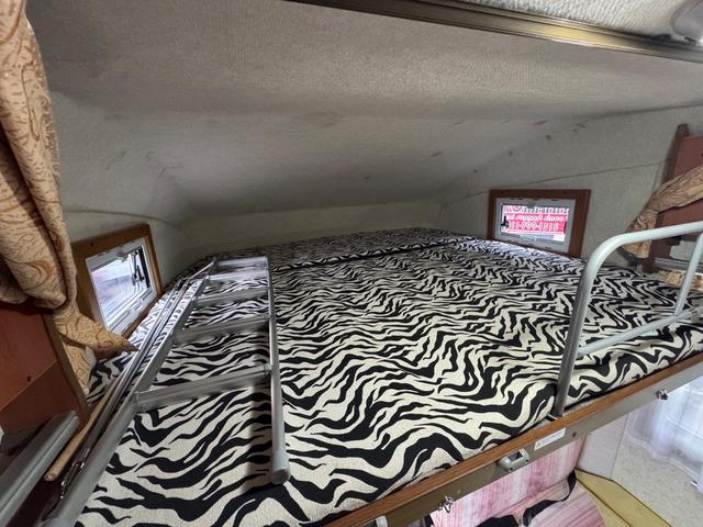 ハイエースワゴン ＤＸ　ＡＴ／４ＷＤ　ＦＦヒーター　Ｂｌｕ－ｒａｙ内臓地デジＴＶ　リン酸リチウムイオンバッテリー　１２Ｖ２００Ａｈ装備　キッチン　常設２段ベット　冷蔵庫（46枚目）