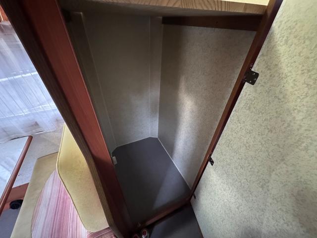 ハイエースワゴン ＤＸ　ＡＴ／４ＷＤ　ＦＦヒーター　Ｂｌｕ－ｒａｙ内臓地デジＴＶ　リン酸リチウムイオンバッテリー　１２Ｖ２００Ａｈ装備　キッチン　常設２段ベット　冷蔵庫（48枚目）