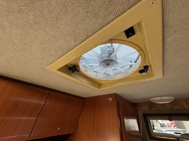 ハイエースワゴン ＤＸ　ＡＴ／４ＷＤ　ＦＦヒーター　Ｂｌｕ－ｒａｙ内臓地デジＴＶ　リン酸リチウムイオンバッテリー　１２Ｖ２００Ａｈ装備　キッチン　常設２段ベット　冷蔵庫（49枚目）