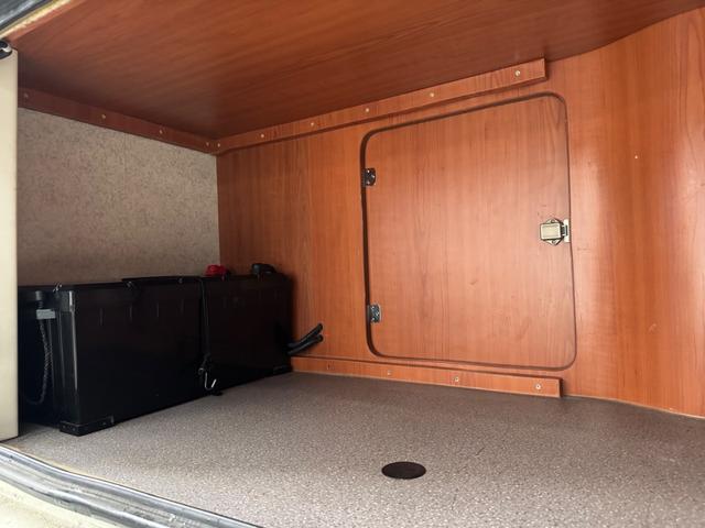 ハイエースワゴン ＤＸ　ＡＴ／４ＷＤ　ＦＦヒーター　Ｂｌｕ－ｒａｙ内臓地デジＴＶ　リン酸リチウムイオンバッテリー　１２Ｖ２００Ａｈ装備　キッチン　常設２段ベット　冷蔵庫（50枚目）