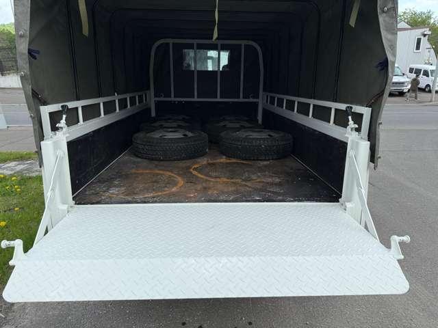 タイタントラック フルワイドロー　４ＷＤ　インタークラーラーターボディーゼル　スムーサＥＸ　１．５ｔ積　アーム式パワーゲート付　幌車　キーレス　４ナンバー　シャーシー塗装　スタッドレスタイヤ（ホイール付）付（22枚目）