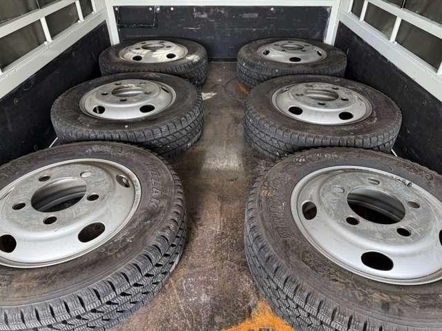 タイタントラック フルワイドロー　４ＷＤ　インタークラーラーターボディーゼル　スムーサＥＸ　１．５ｔ積　アーム式パワーゲート付　幌車　キーレス　４ナンバー　シャーシー塗装　スタッドレスタイヤ（ホイール付）付（27枚目）