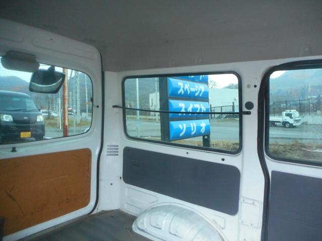 バネットバン ＤＸ　４ＷＤ　ハイルーフ　９００ｋｇ積　集中ドアロック　シャーシーアンダーガード塗装施工済み　バックドアに凹みあり（15枚目）