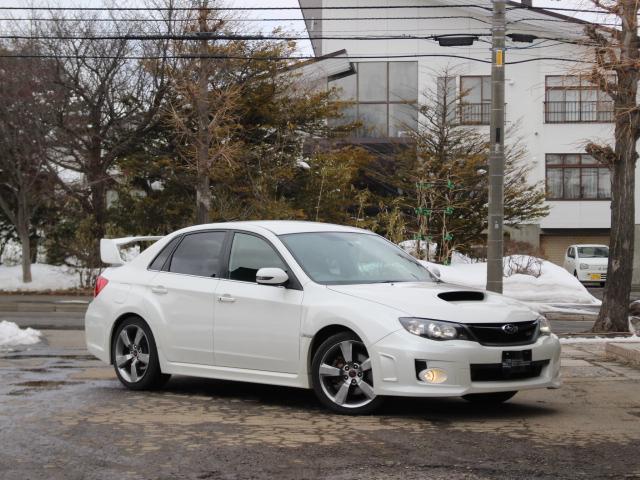 ＷＲＸ　ＳＴＩ　Ａライン　４ＷＤターボ　本州仕入れ　走行５．８万キロ　大型リアスポイラー　ＳＴＩ１８ＡＷ　ハーフレザーシート　スマホ連動ディスプレイオーディオ　バックカメラ　ＵＳＢ接続　Ｂｌｕｅｔｏｏｔｈ対応　修復歴無し(4枚目)