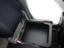 助手席の座席下にも収納スペースがあります♪