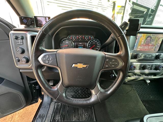 シボレーシルバラード １５００　ＬＴ　新車並行　クルーキャブ　切り替え式４ＷＤ　　リフトアップ　３５×１２．５０マッドタイヤ　２０インチアルミ　４本出し社外マフラー　ブラックレザーシート　Ｆ・Ｓ・Ｂカメラ　リヤモニター（15枚目）