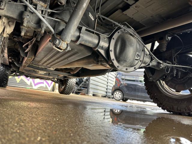 シボレーシルバラード １５００　ＬＴ　新車並行　クルーキャブ　切り替え式４ＷＤ　　リフトアップ　３５×１２．５０マッドタイヤ　２０インチアルミ　４本出し社外マフラー　ブラックレザーシート　Ｆ・Ｓ・Ｂカメラ　リヤモニター（18枚目）