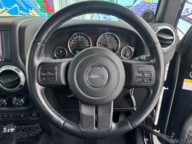 ジープ・ラングラーアンリミテッド サハラ　４ＷＤ　ディーラー車　ナビ　地デジ　サイドカメラ　バックカメラ　オーバーフェンダー　ホイール２０インチ　タイヤ３３×１２．５Ｒ２０　メッキパーツ（16枚目）