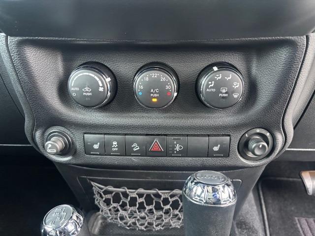 ジープ・ラングラーアンリミテッド サハラ　４ＷＤ　ディーラー車　ナビ　地デジ　サイドカメラ　バックカメラ　オーバーフェンダー　ホイール２０インチ　タイヤ３３×１２．５Ｒ２０　メッキパーツ（20枚目）