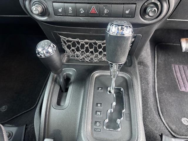 ジープ・ラングラーアンリミテッド サハラ　４ＷＤ　ディーラー車　ナビ　地デジ　サイドカメラ　バックカメラ　オーバーフェンダー　ホイール２０インチ　タイヤ３３×１２．５Ｒ２０　メッキパーツ（21枚目）