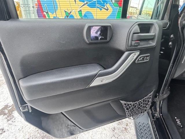 ジープ・ラングラーアンリミテッド サハラ　４ＷＤ　ディーラー車　ナビ　地デジ　サイドカメラ　バックカメラ　オーバーフェンダー　ホイール２０インチ　タイヤ３３×１２．５Ｒ２０　メッキパーツ（23枚目）