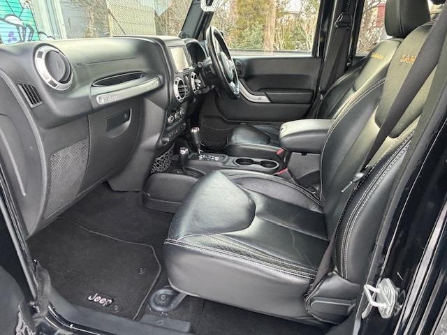 ジープ・ラングラーアンリミテッド サハラ　４ＷＤ　ディーラー車　ナビ　地デジ　サイドカメラ　バックカメラ　オーバーフェンダー　ホイール２０インチ　タイヤ３３×１２．５Ｒ２０　メッキパーツ（28枚目）