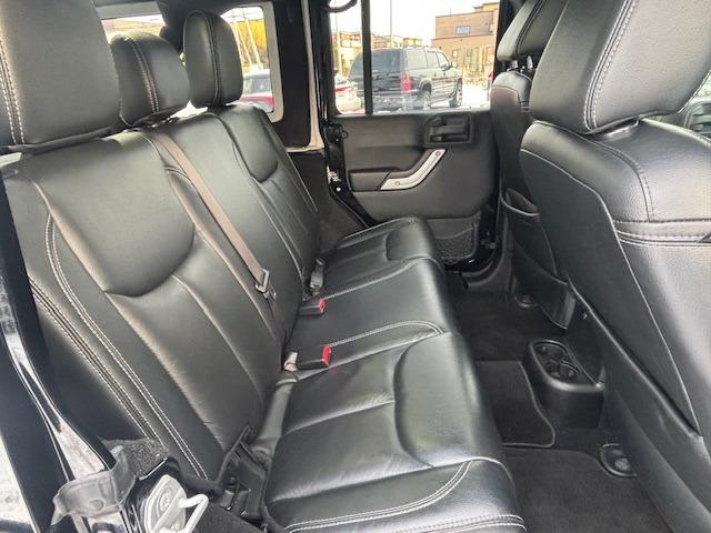 ジープ・ラングラーアンリミテッド サハラ　４ＷＤ　ディーラー車　ナビ　地デジ　サイドカメラ　バックカメラ　オーバーフェンダー　ホイール２０インチ　タイヤ３３×１２．５Ｒ２０　メッキパーツ（29枚目）