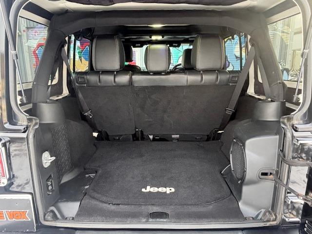 ジープ・ラングラーアンリミテッド サハラ　４ＷＤ　ディーラー車　ナビ　地デジ　サイドカメラ　バックカメラ　オーバーフェンダー　ホイール２０インチ　タイヤ３３×１２．５Ｒ２０　メッキパーツ（31枚目）