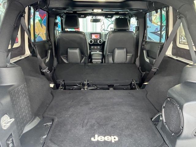 ジープ・ラングラーアンリミテッド サハラ　４ＷＤ　ディーラー車　ナビ　地デジ　サイドカメラ　バックカメラ　オーバーフェンダー　ホイール２０インチ　タイヤ３３×１２．５Ｒ２０　メッキパーツ（32枚目）