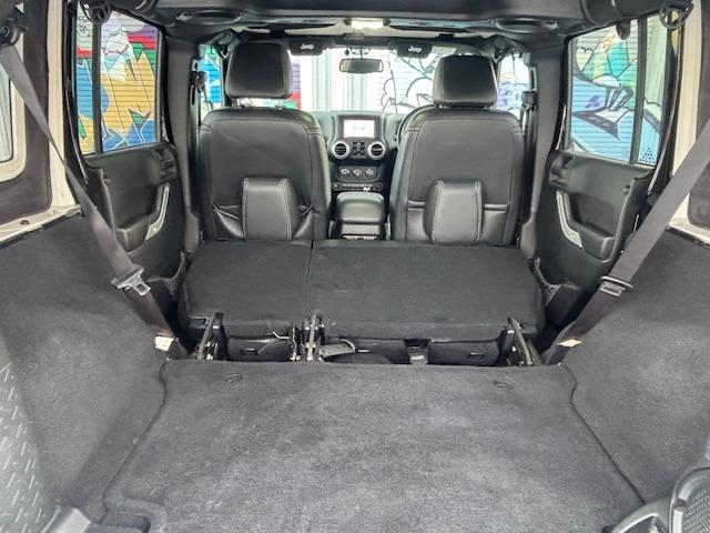 ジープ・ラングラーアンリミテッド サハラ　４ＷＤ　ディーラー車　ナビ　地デジ　サイドカメラ　バックカメラ　オーバーフェンダー　ホイール２０インチ　タイヤ３３×１２．５Ｒ２０　メッキパーツ（33枚目）