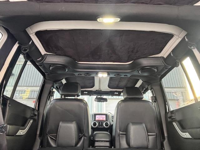 ジープ・ラングラーアンリミテッド サハラ　４ＷＤ　ディーラー車　ナビ　地デジ　サイドカメラ　バックカメラ　オーバーフェンダー　ホイール２０インチ　タイヤ３３×１２．５Ｒ２０　メッキパーツ（36枚目）