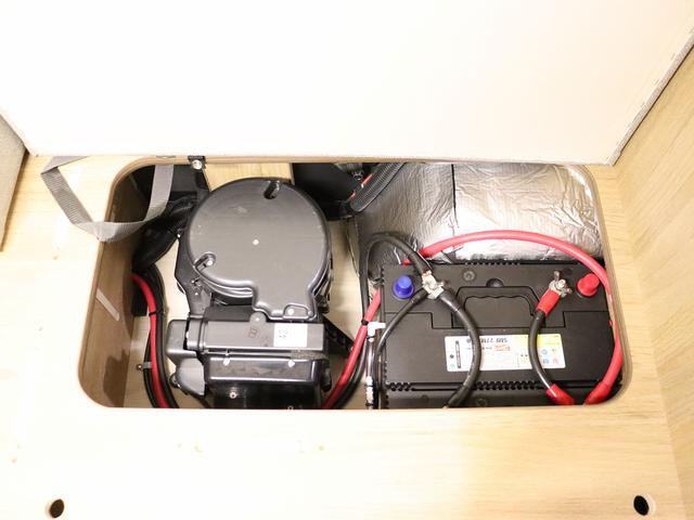 ハイエースワゴン 　キャンピング　ＦＯＣＳ　ＤＳ－Ｆ　４ＷＤ　ベバストＦＦヒーター　ツインサブバッテリー　インバーター１５００Ｗ　エンゲルＤＣ冷蔵庫　ＭＡＸＦＡＮ　フリップＤモニター　ナビ切替　ナビ連動　純正エンスタ（20枚目）