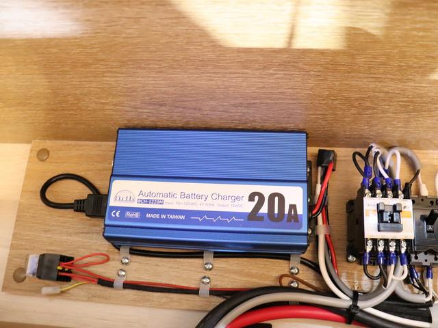 ハイエースワゴン 　キャンピング　ＦＯＣＳ　ＤＳ－Ｆ　４ＷＤ　ベバストＦＦヒーター　ツインサブバッテリー　インバーター１５００Ｗ　エンゲルＤＣ冷蔵庫　ＭＡＸＦＡＮ　フリップＤモニター　ナビ切替　ナビ連動　純正エンスタ（25枚目）