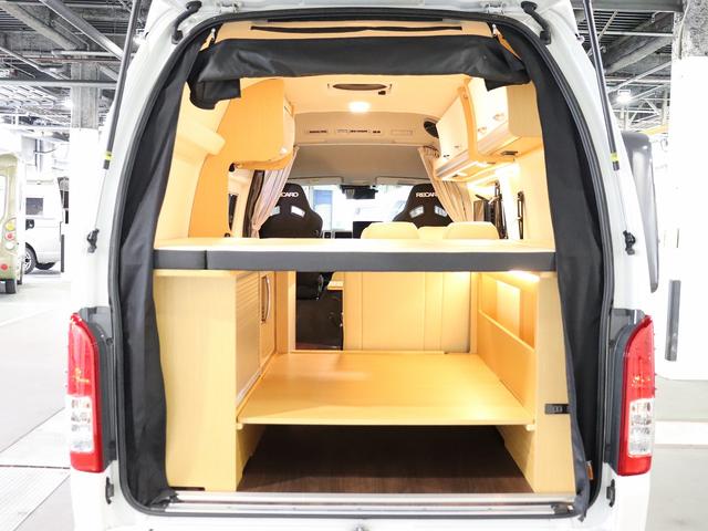 ハイエースバン 　キャンピング　バーデングランデ　４ＷＤ　ＦＦヒーター　家庭用ＡＣ　トリプルサブ　インバーター１５００Ｗ　エアロソーラー　ＭＡＸＦＡＮ　電子レンジ　縦型ＤＣ冷蔵庫　　社外前後ショックリアスタビ　グランデ（3枚目）