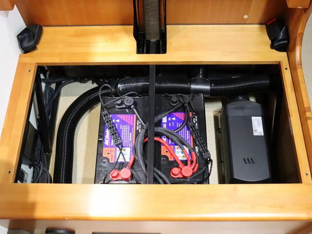 バネットトラック 　キャンピング　東和　カービィ　４ＷＤ　エバスＦＦヒーター　ツインサブバッテリー　ＤＣ冷蔵庫　インバーター３５０Ｗ　ルーフベント　走行用リアクーラー　Ｓオーニング　ガゼル　走行充電　外部充電　２段ベッド（15枚目）