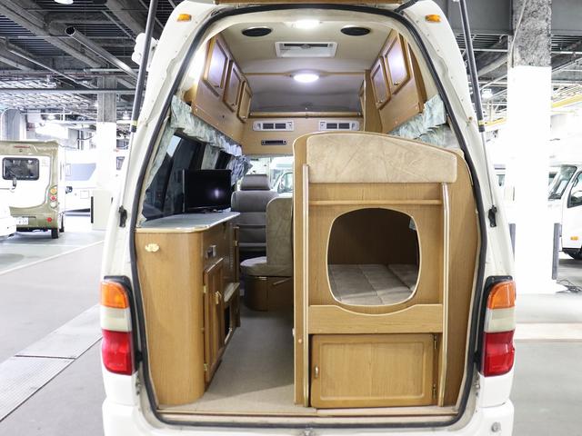 グランドハイエース  キャンピング ファイブスター 4WD ベバストFFヒーター ツインサブ インバーター1500W フレキソーラー DC冷蔵庫 19型TV フィルムアンテナ 2段ベッド サイドオーニング レンタアップ(3枚目)